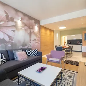 דירה Vitosha Blvd Luxury 2-bedroom, 2-bathroom With Balcony, סופיה